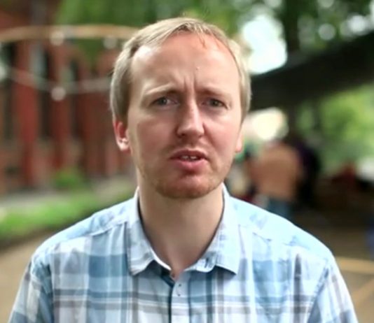 Rune Berglund Steen går av som leder for Antirasistisk Senter