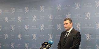 Kallmyr slår opp telt i stedet for hotell for flyktninger