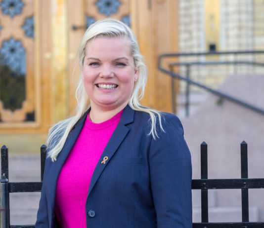 Frp-politiker vil skjerpe loven overfor foreldre som etterlater barn i utlandet