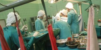 Hvordan ser religionene på obduksjon og transplantasjon?