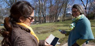 Fjernunderviser flyktninger i Hellas via mobil