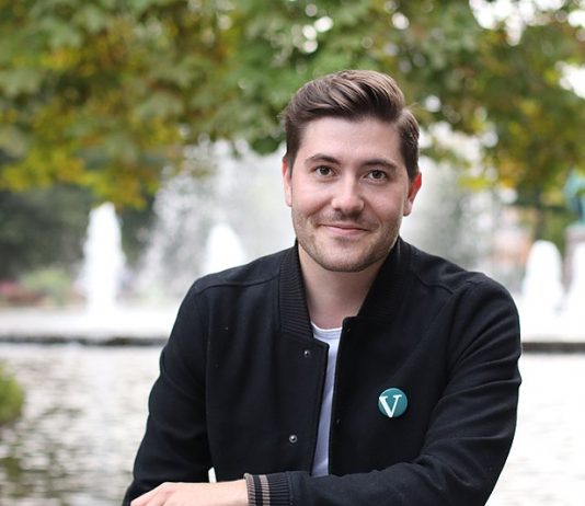 Kunnskapsdepartementet forsvarer korona-infomidler til majoritetsorganisasjoner