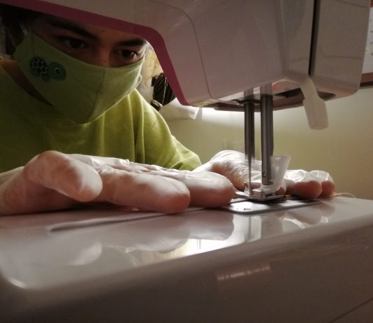 Yuni (16) syr munnbind på jenterommet på Nesodden