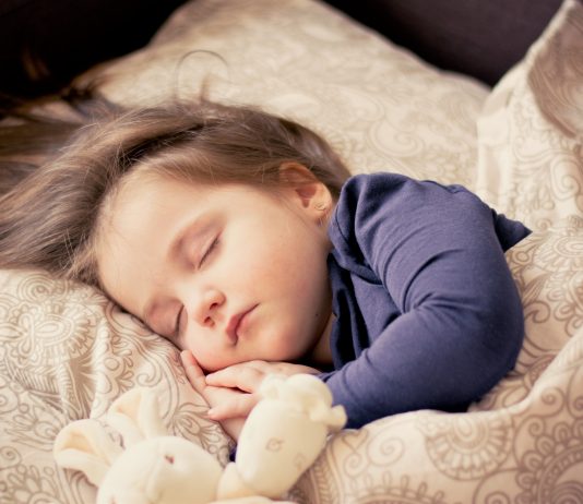 Utreiseplikten til Afghanistan suspendert – ny vurdering innen 15. september baby, girl, sleep