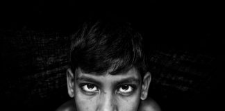 Mohammed steker ikke pinnebrød i peisen black and white, boy, child