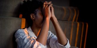 Svarte menn tør ikke bruke maske – frykter å bli skutt av politiet people, emotion, dramatic