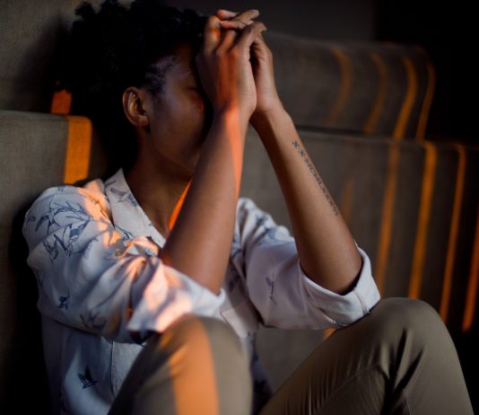 Svarte menn tør ikke bruke maske – frykter å bli skutt av politiet people, emotion, dramatic