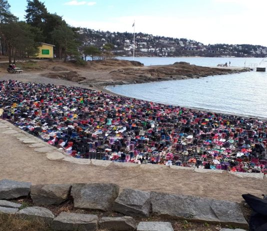 Derfor er 7499 par sko plassert på strand i Oslo