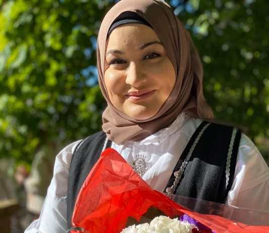 Bunad og hijab: Ble møtt med komplimenter, applauser og slengkyss