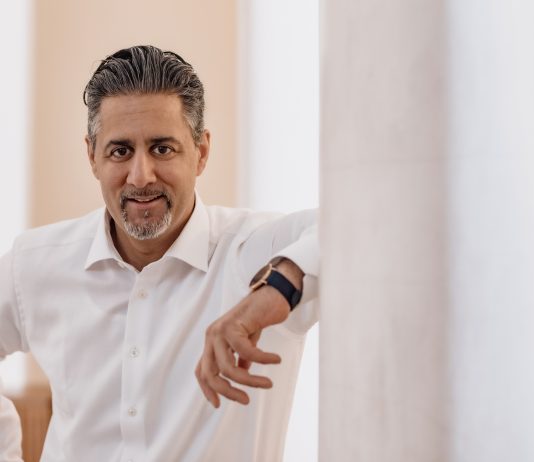Abid Raja kan bli første partileder med ikke-vestlig bakgrunn