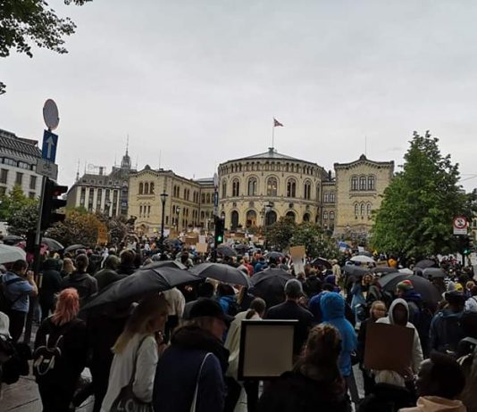 Historisk demonstrasjon: Åtte minutter og 46 sekunders stillhet utenfor Stortinget