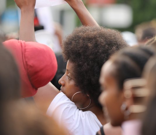 Stille og rolig antirasistisk demonstrasjon i Trondheim