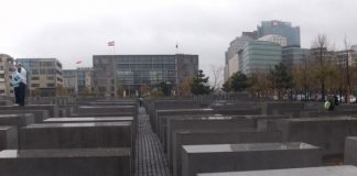 Tyske politifolk tok armhevinger på Holocaust-monument i Berlin