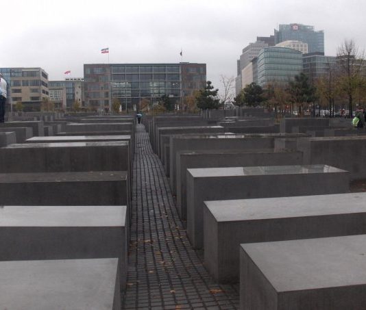 Tyske politifolk tok armhevinger på Holocaust-monument i Berlin