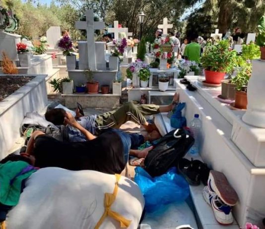Tusenvis sover i veikanten på Lesvos – framtiden uviss