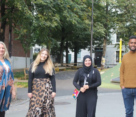 Bydelsmødrenes koronatelefon: – Spørsmålene svinger i takt med pandemien