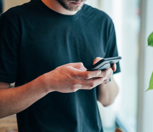 FHI vil at flere unge skal laste ned Smittestopp-appen