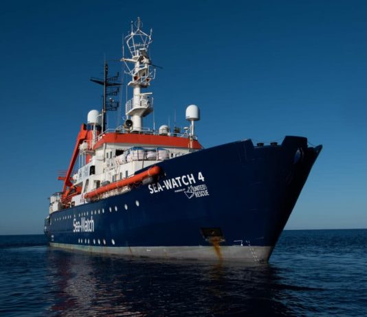 Tysk migrantskip holdes tilbake av Italias kystvakt