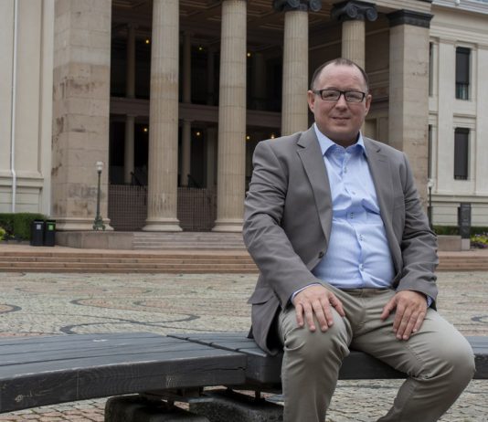 «Noen er Født fri mens andre er Født død»