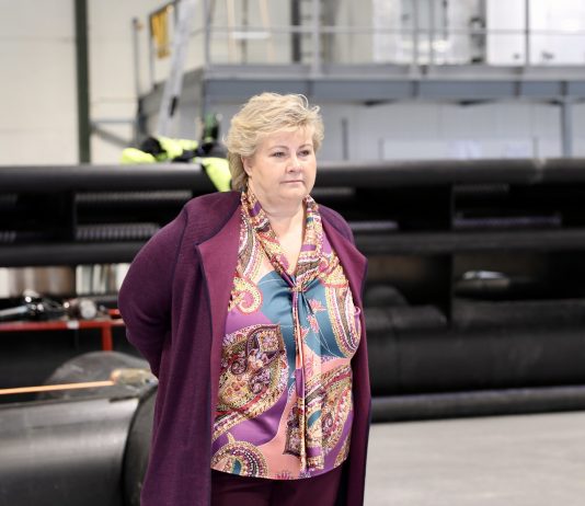 Solberg tok oppgjør med antisemittisme på markeringen for Krystallnatten