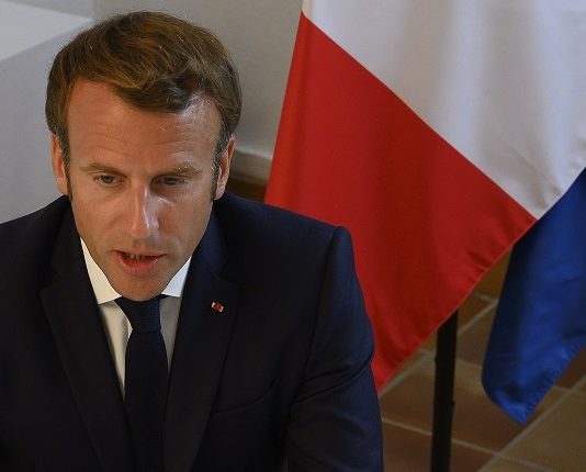 Macron er sjokkert over politivoldshendelsen i Paris