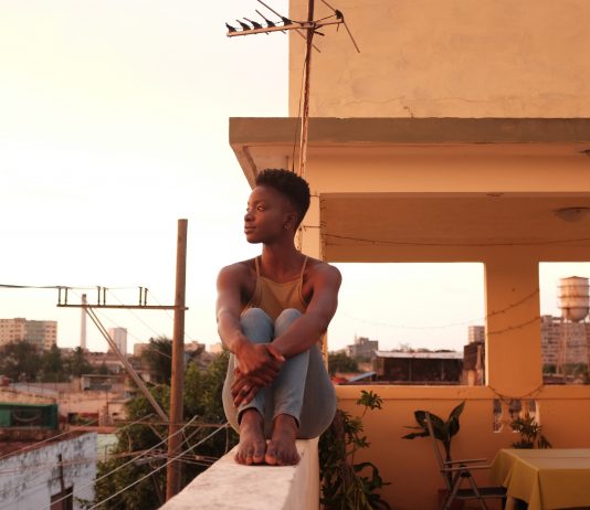 Amie Mbye byr opp til dans
