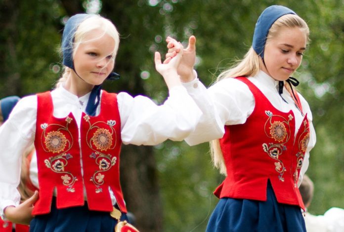 adventures-by-disney-europe-norway-day-07-folk-dance_1x1