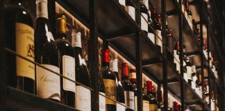 En hjelpende hånd: Asylsøkere jobber på vingårder i Italia vin