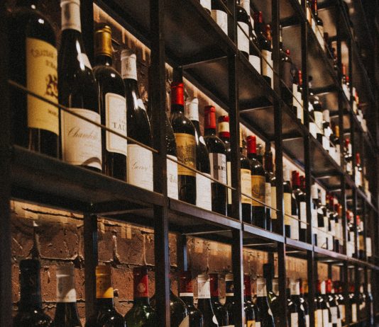 Vinmonopolet slapp in kunder basert på etnisitet vin