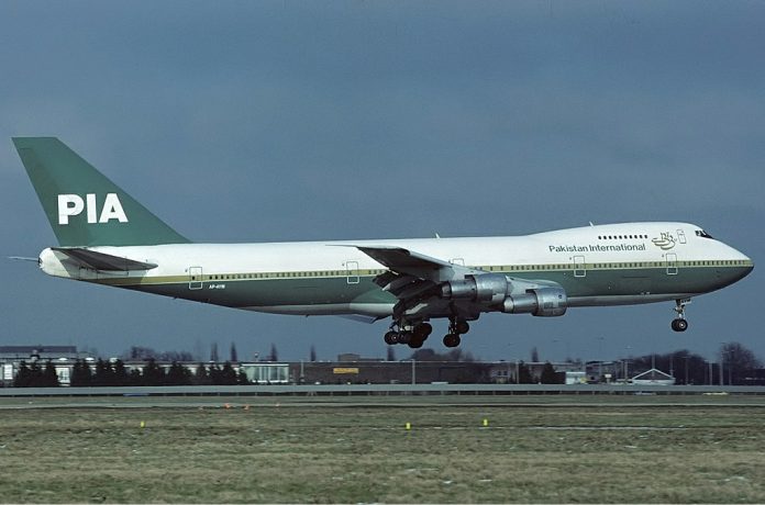 PIA_Boeing_747-200_Freer-1