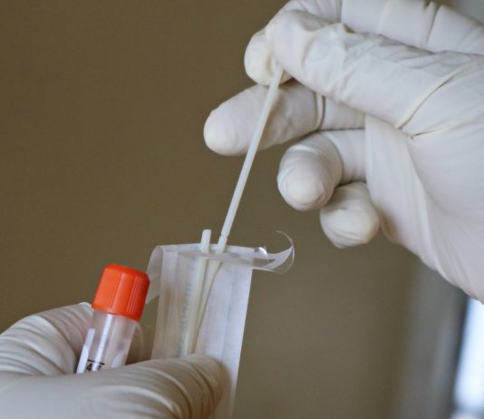 Faktisk.no: Dette må du vite om PCR-testen a laboratory expert takes a covid-19 swab test