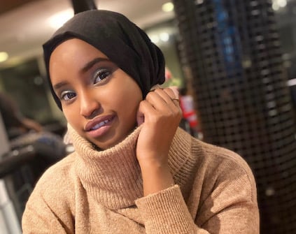 Unge Faiza i front for koronavertene