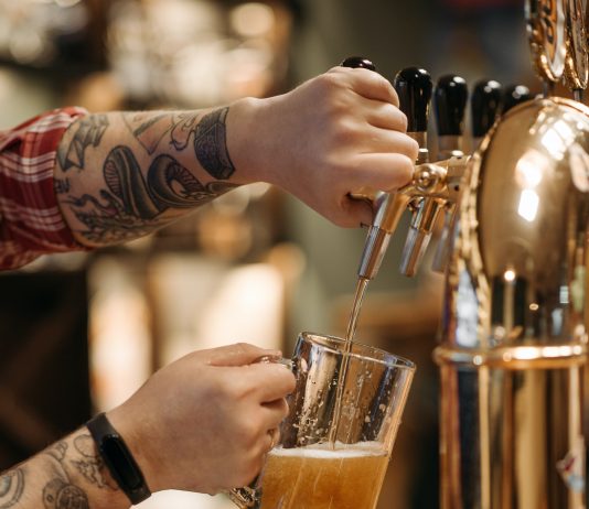 Pub anmelder svertekampanje etter at de innførte koronapass