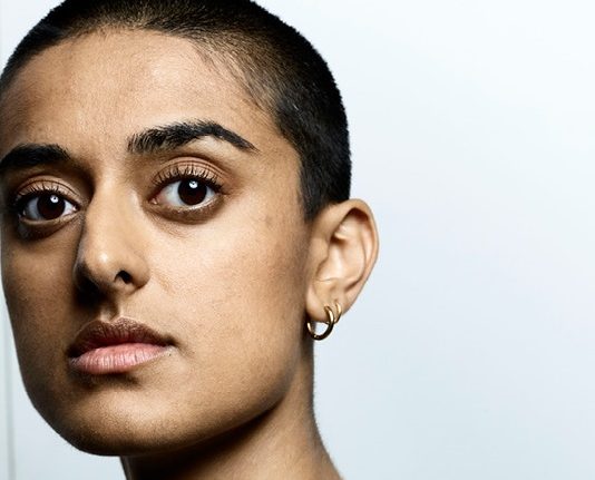 Lyrikkdebutant retter pekefingeren på kultur og makt