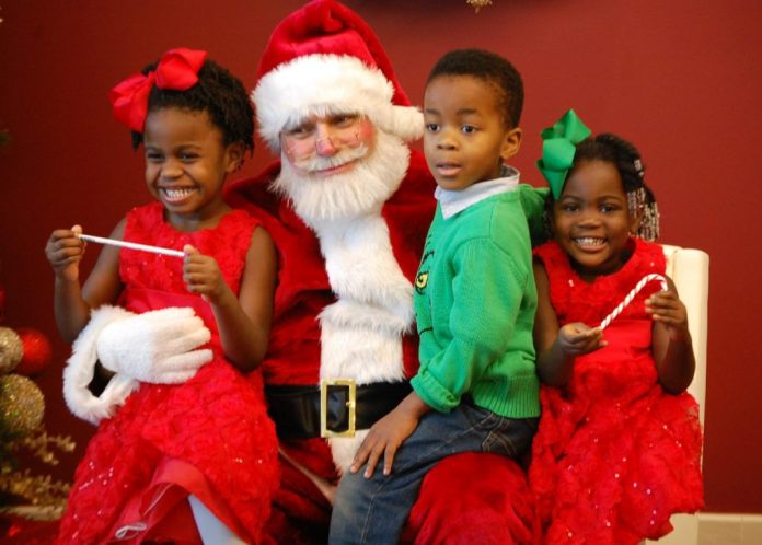 Santa-photo-Indy-with-kids