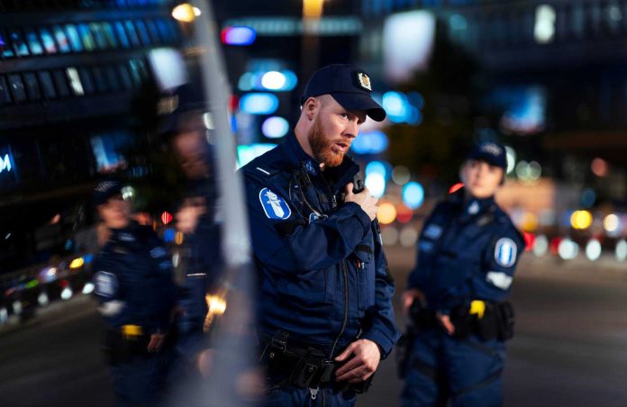 Kaksi-poliisia-Helsingin-keskustassa-yolla-elokuussa-2020-poliisiauton-edustalla
