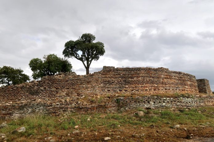 Decorative_details_of_outer_wall_of_Nalatele_Ruins