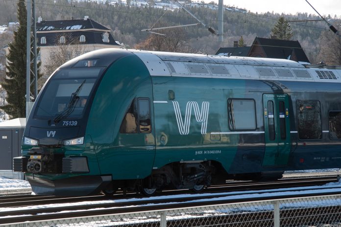 NSB_(Norske_tog)_75-39_i_Vy-dekor,_Sundhaugen,_Drammen_Oyvindberg
