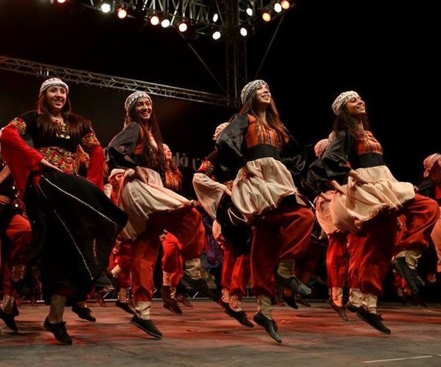 640px-Palestinian_girls_dancing_Dabke