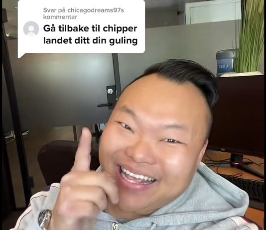 Svarer på hets med et smil
