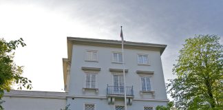 Voldelig demonstrasjon ved Irans ambassade i Oslo – flere har forsøkt å ta seg inn