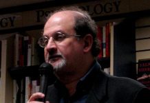 Salman Rushdie vitnet om overfallet: – Intens smerte