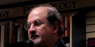 Salman Rushdie sliter etter knivangrepet i fjor