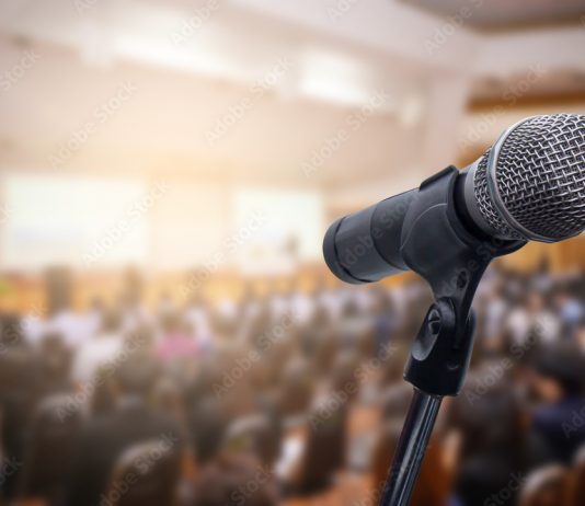 Logiske kortslutninger fra Antirasistisk senter | Reinert Skadsem Microphone over the blurred business people forum Meeting Conference Training Learning Coaching Concept, Blurred background.