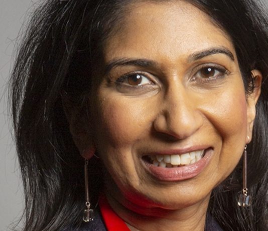 Storbritannias innenriksminister sparket etter uttalelser om Gaza-protester
