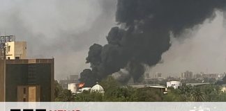 FNs nødhjelpssjef i Sudan mens kampene raser