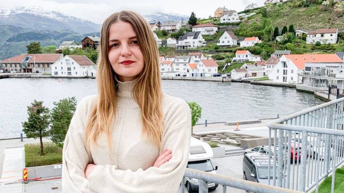 Iryna Krochuk Iryna Krochuk og datteren bor nå på Sand i Suldal kommune etter å ha flyktet fra Ukraina.