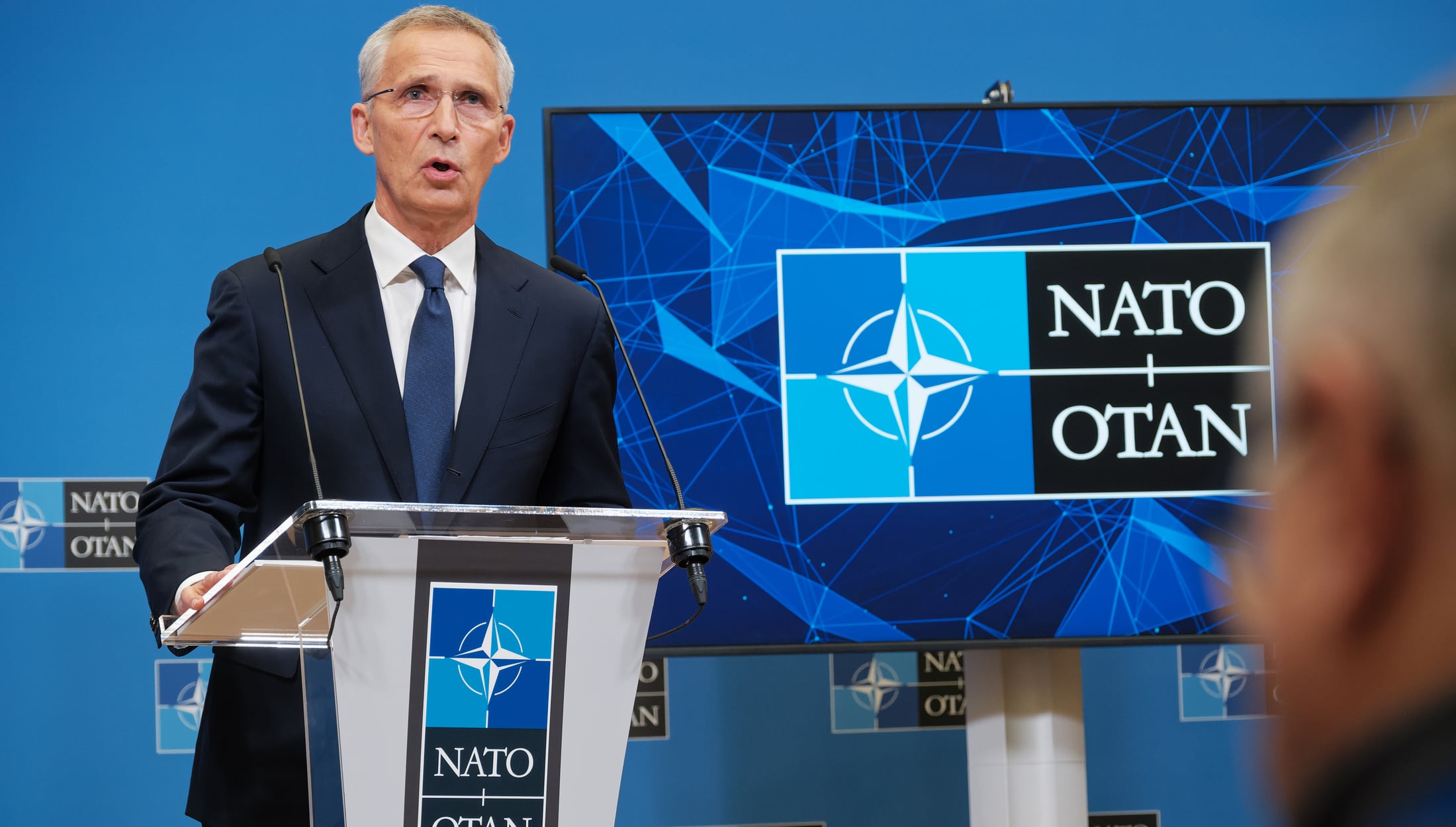 Det er mulig å ha svært gode språkferdigheter selv om man ikke har perfekt uttale. Stoltenberg gjorde en strålende jobb som generalsekretær i NATO, selv om han snakket med sterk aksent. Foto: FN
