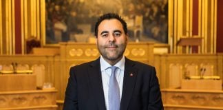 Gharahkhani avviser kritikk: – Iran er et vanstyre