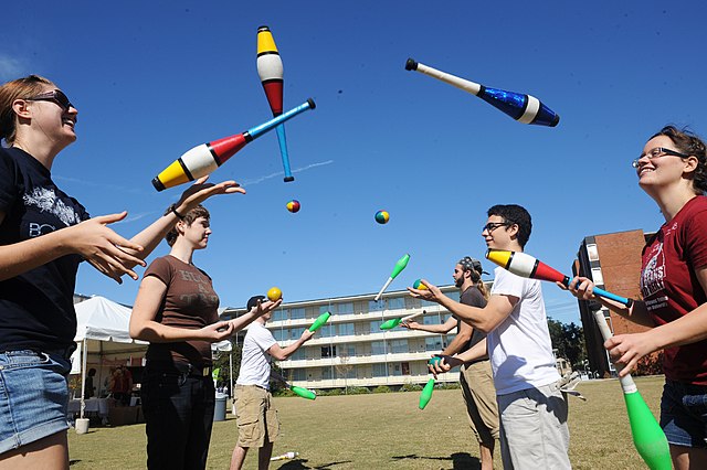 Tree_Campus_USA_-_Arbor_Day_Juggling,_Tulane_University,_2009